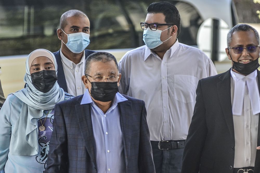Bekas ketua Felda Isa Abdul Samad disabitkan dengan sembilan tuduhan rasuah