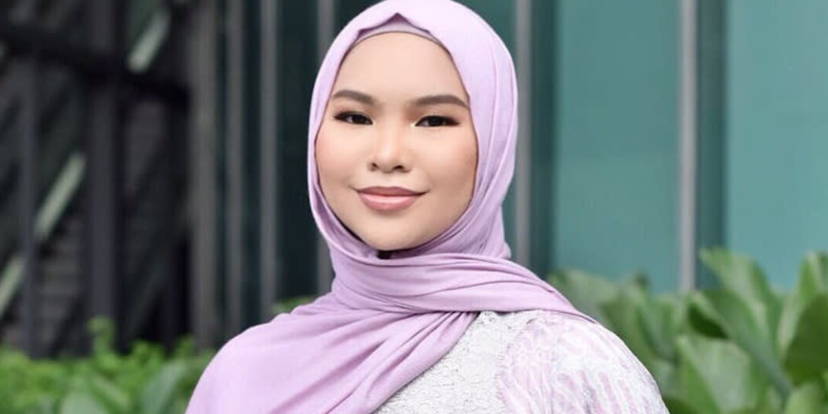 Pereka tempatan Melinda Looi membuat pakaian berani daripada rambut sintetik, tocang untuk konsert Istana Budaya Aina Abdul (VIDEO)