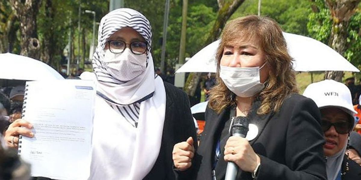 Sambil menjerit ‘bebaskan badan kehakiman’, ratusan peguam berkumpul berhampiran Parlimen untuk membantah serangan terhadap hakim