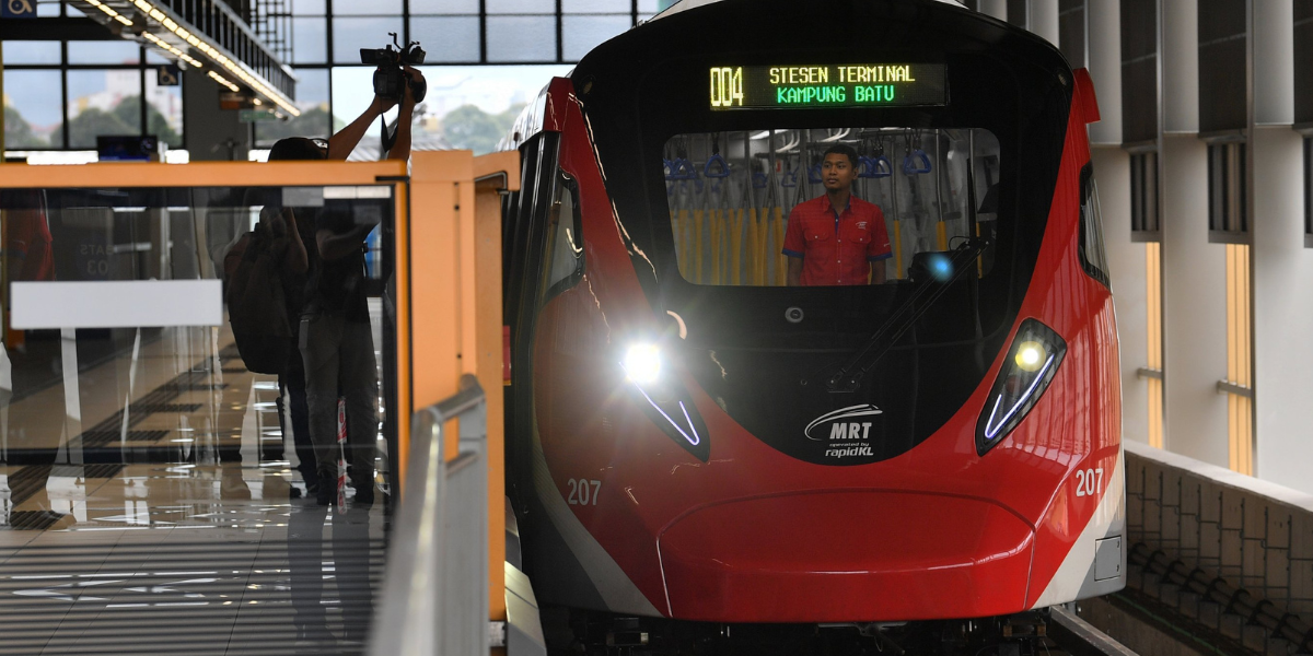 MRT Corp mempertahankan jemputan talian Putrajaya kepada Najib, berkata kerana dia menulis tweet cinta untuk kereta api