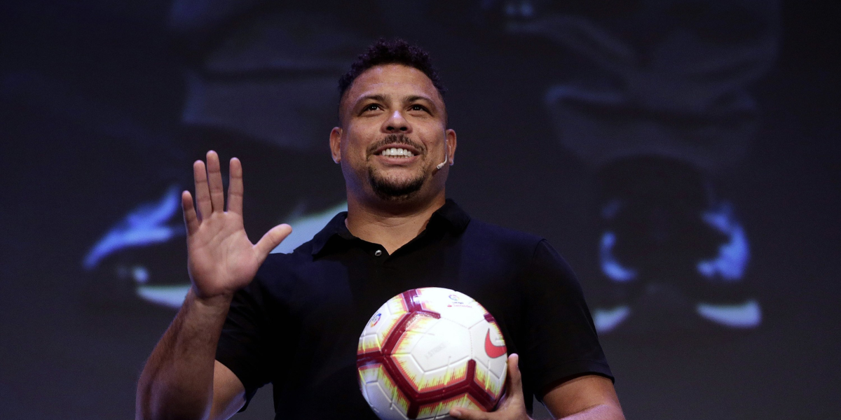 Bintang Brazil Ronaldo menunggang basikal menuruni laluan jemaah haji selepas kenaikan pangkat Valladolid