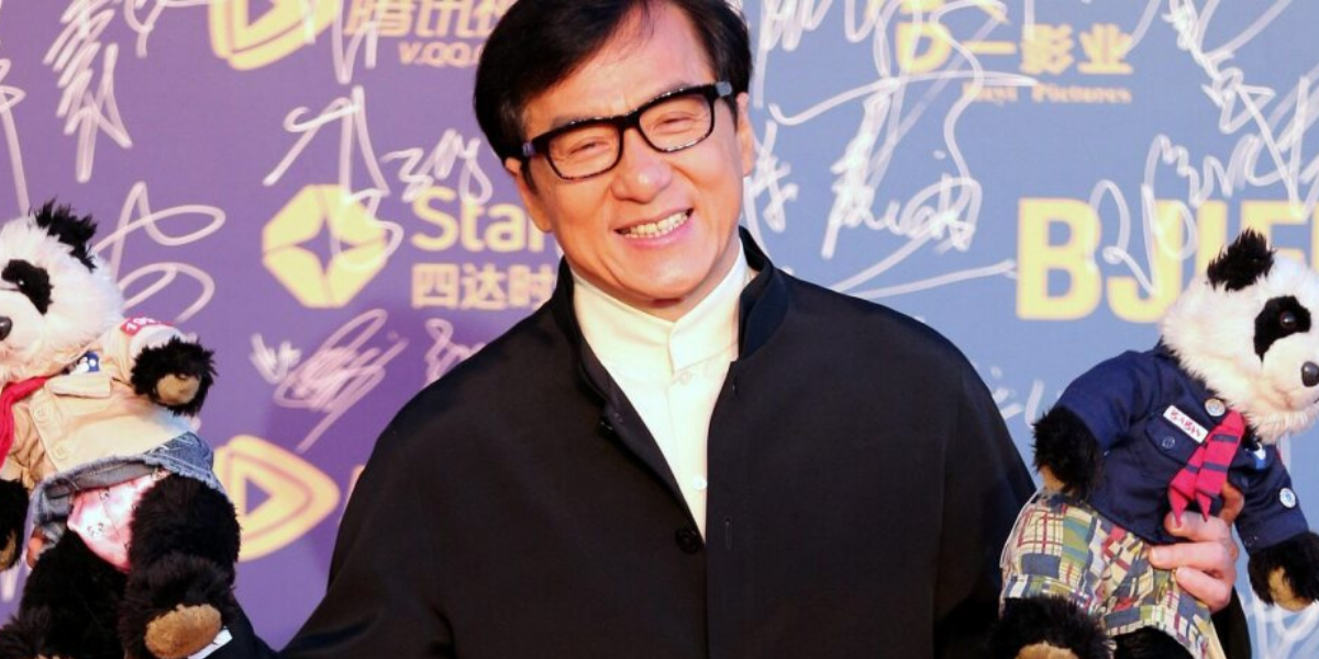 Pengguna media sosial China mengecam Jackie Chan kerana memberi penghormatan kepada novelis anti-China, penulis skrip Ni Kuang