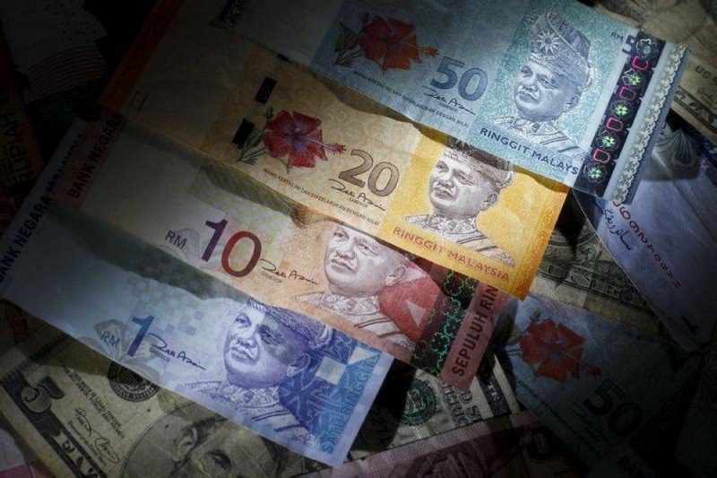 Ringgit jatuh kerana pelabur menunggu arahan Fed