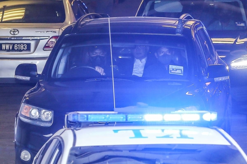 Najib dibawa pergi dengan SUV hitam untuk memulakan hukuman penjara 12 tahun, sebagai anak perempuan bersumpah, ‘Bossku tidak berakhir di sini’