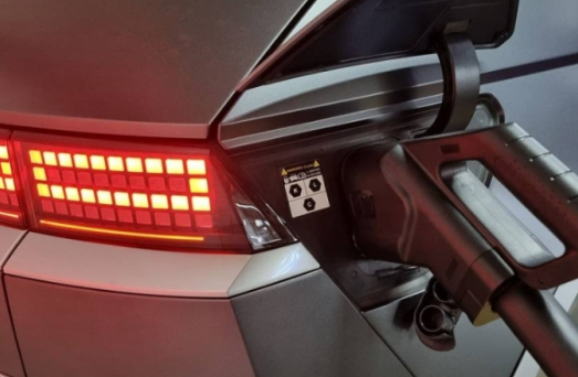 Juruterbang Petronas Pengecas EV 50kW oleh Panel Suria Dipertingkatkan Nano