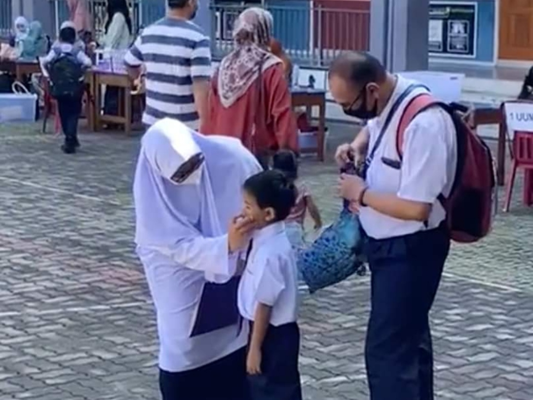 Viral Tiga Beranak Pakai Baju Sekolah