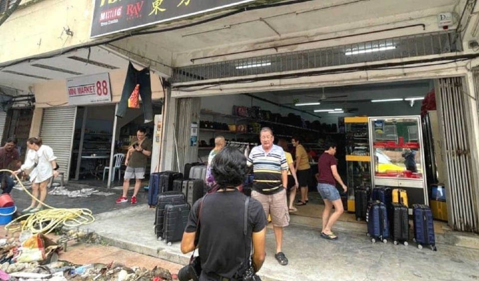Banjir di Segamat: Peniaga Melelong Barang untuk Mengelakkan Kerugian