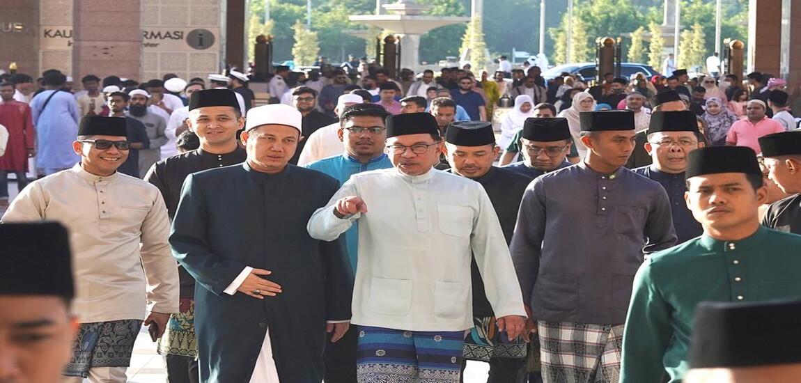 Anwar Solat Sunat Aidiladha Bersama Warga Putrajaya Di Masjid Putra