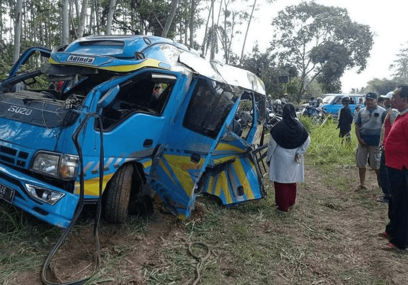 Kemalangan Perlanggaran Kereta Api dan Bas Membunuh 11 Orang,mencederakan Beberapa Lain