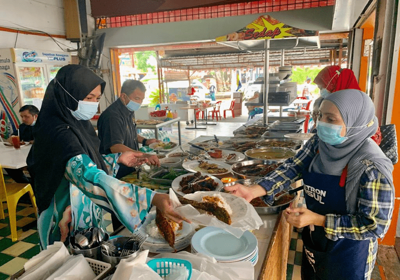 Ancaman Covid-19 Meningkat: Peruncit dan Kedai Makan Mengambil Langkah Berjaga-Jaga