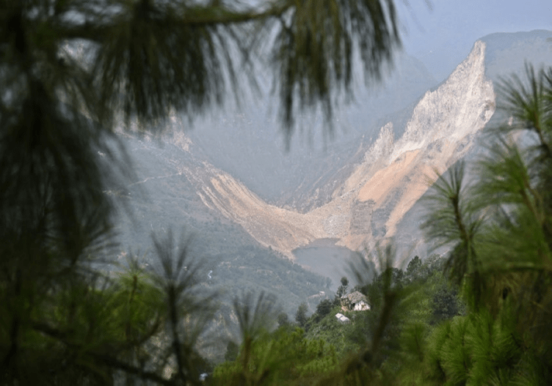 Tanah Runtuh di Yunnan China, 44 Penduduk Tertimbus