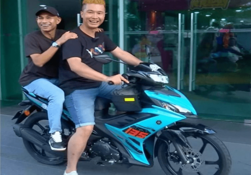 Derrick Gan Terima Hadiah Istimewa Dari Faisal Halim Penyerang Harimau Malaya