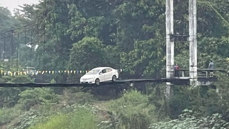Terlalu Percayakan GPS, Kereta Seorang Wanita Tersangkut Atas Jambatan Gantung
