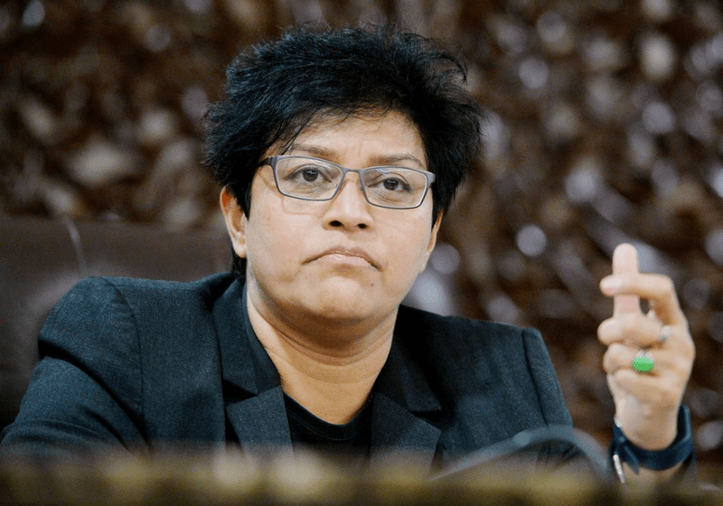Azalina Dakwa Bekas Perdana Menteri Boleh Ditangkap Jika Tidak Hadir RCI Batu Puteh