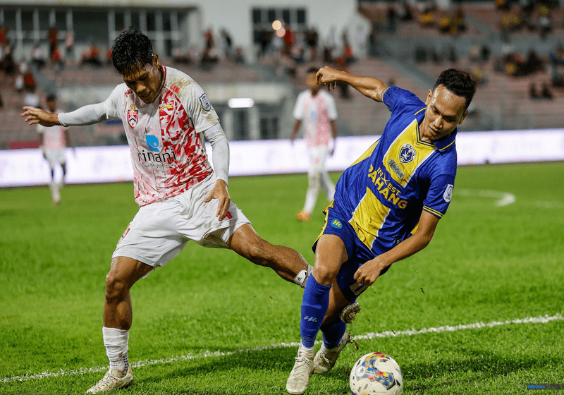 Pemain Kuala Lumpur City, Kamal Azizi Patah Tangan Terkena Bola Sepak Lawan