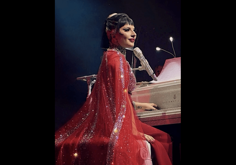 Lady Gaga Memukau dengan Gaun Merah Hati Rekaan Rizman Ruzaini di Las Vegas