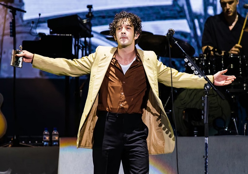 Hakim Putuskan Matt Healy & The 1975 Tidak Bersalah atas Insiden Cium di Festival Good Vibes Malaysia