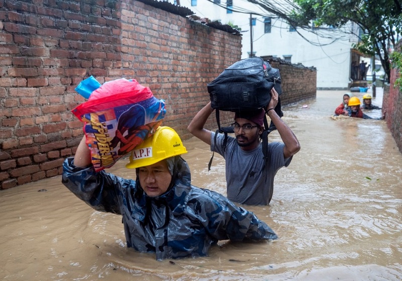 Hujan Lebat Luar Biasa Ragut Hampir 100 Nyawa di India dan Nepal