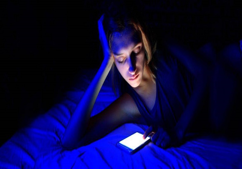 Cahaya Biru Telefon Boleh Ganggu Tidur Anda? Ini Cara Mudah Atasinya!