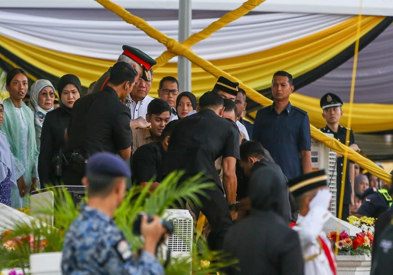 Wanita Ceroboh Naik Pentas Dekati Sultan Nazrin Kena Reman Tiga Hari