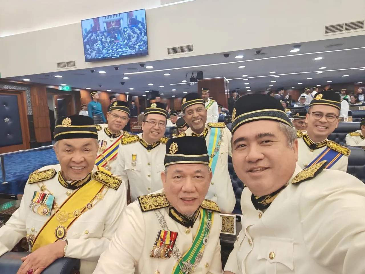 Anthony Loke Muat Naik Gambar Bersama Ahmad Zahid Tepis Isu Dua Kem DAP