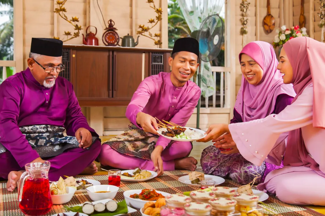 Makna Sebenar Aidilfitri Disebalik Duit Raya, Kuih Tradisi & Pelukan Keluarga