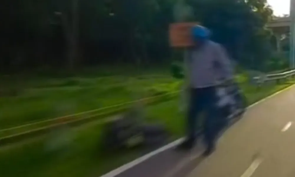 Berang Kena Hon, Lelaki Tetak Penunggang Motosikal Di Shah Alam