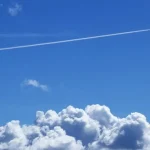 garisan putih panjang di langit