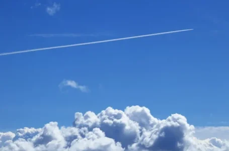 garisan putih panjang di langit