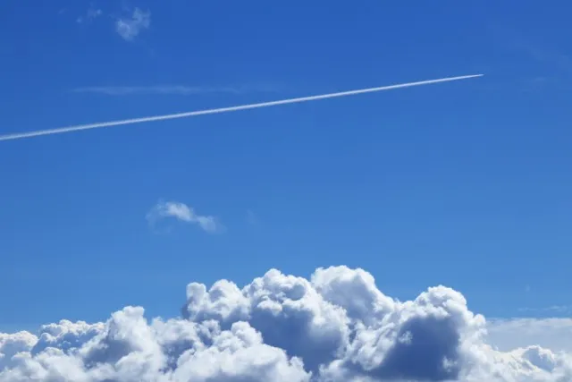 Garisan Putih Panjang di Langit Bukan Misteri, Ini Faktanya