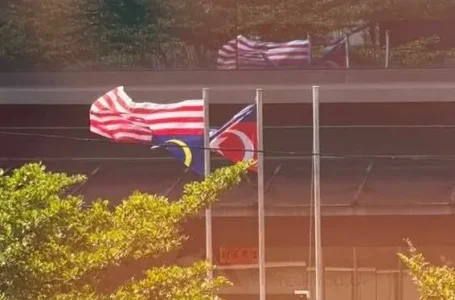 pasang bendera terbalik