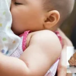 ibu menyusu minum kopi