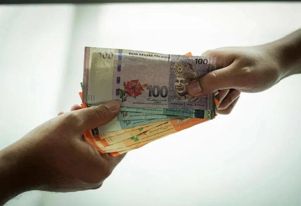 Gaji minimum RM1700 Bakal Naik? Kerajaan Sedang Buat Semakan
