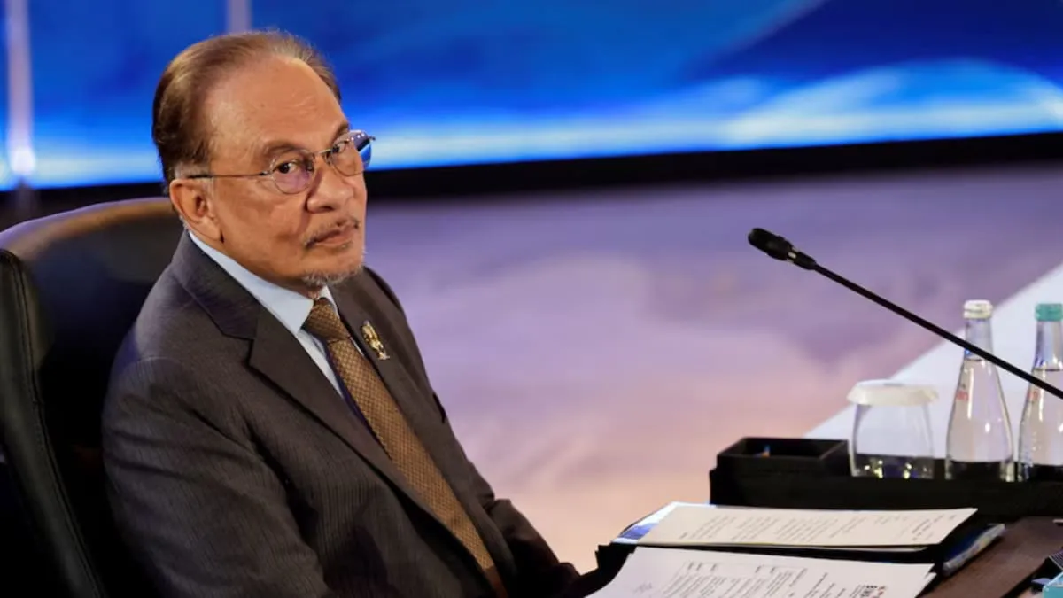 Anwar jalani pembedahan laparoskopi untuk rawat hernia perut