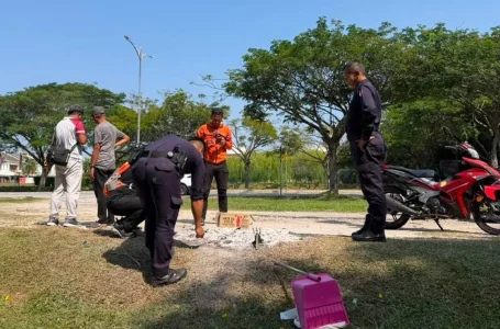 al-Quran dibakar di tepi padang bola