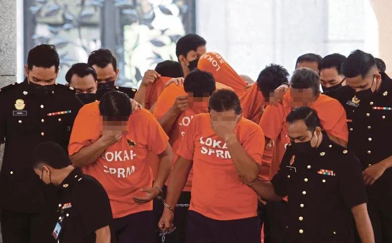 SPRM Gantung Baju Oren OKS ke Mahkamah Berkuat Kuasa Serta-Merta