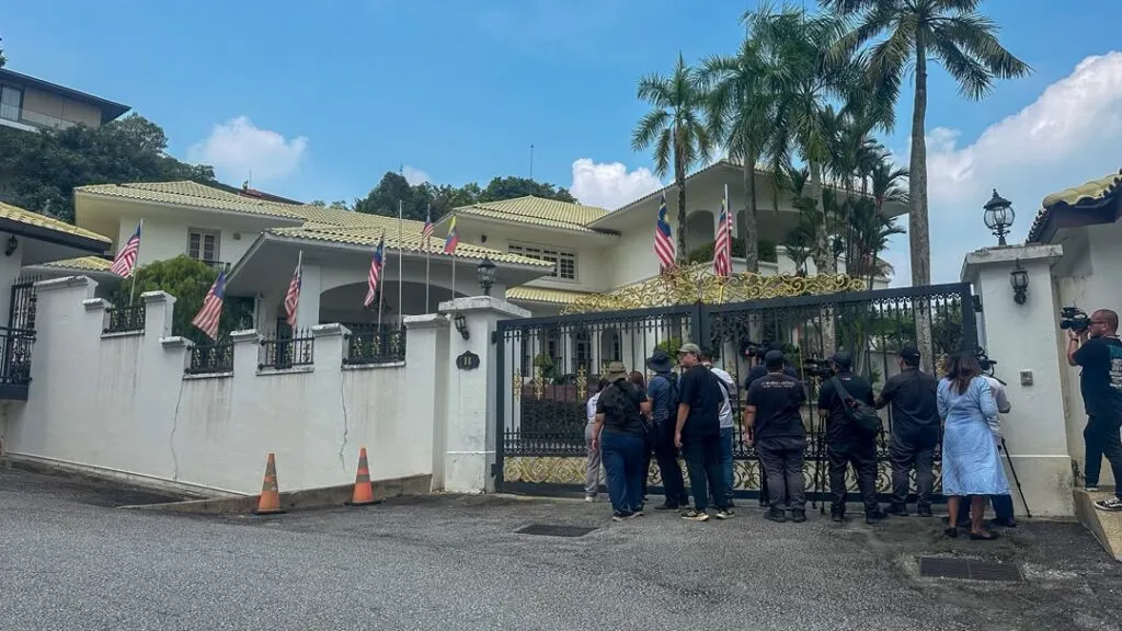Tahanan Rumah Najib: Polis, Penjara Bincang Persiapan Hari Ini