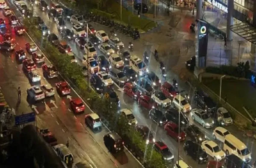 Jalan Sesak Teruk di Lembah Klang, 6KM Cecah 5 Jam!