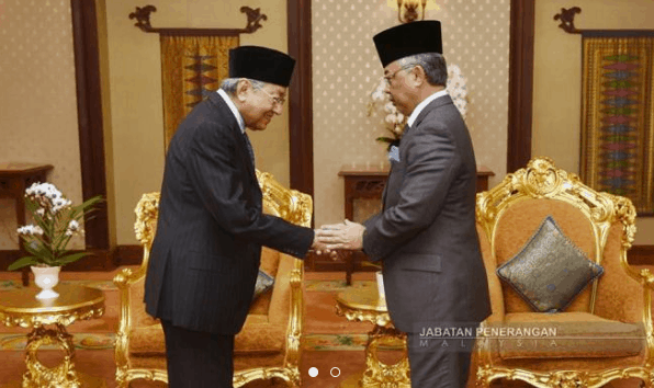 Agong lantik Mahathir sebagai Perdana Menteri interim