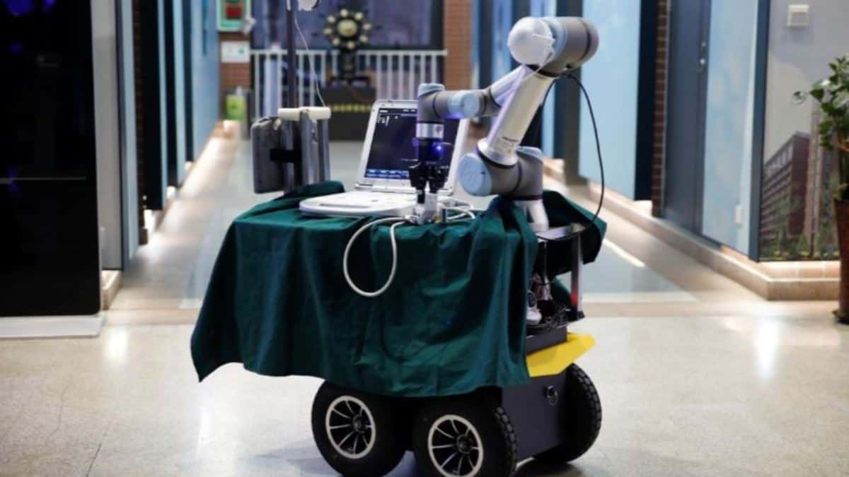 Robot dibangunkan di China bagi memudahkan petugas perubatan tangani COVID-19