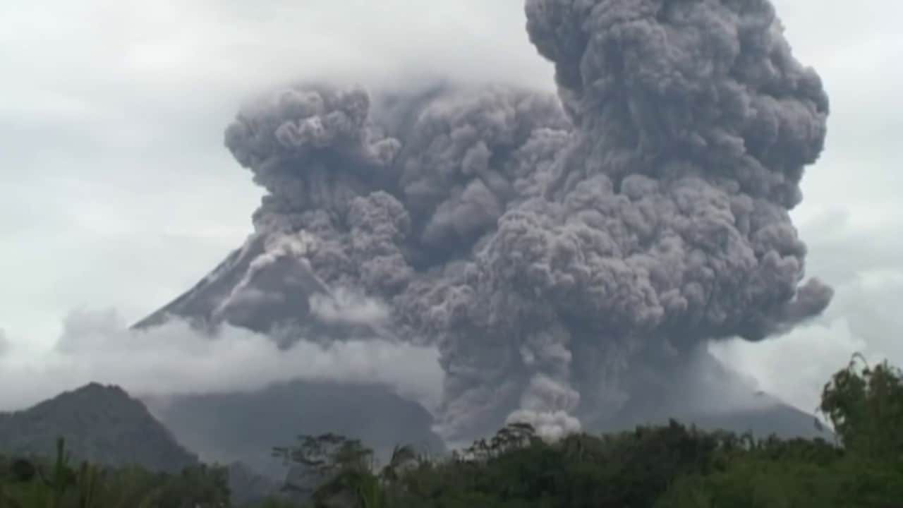 Gunung Merapi melepaskan kepulan asap volkanik