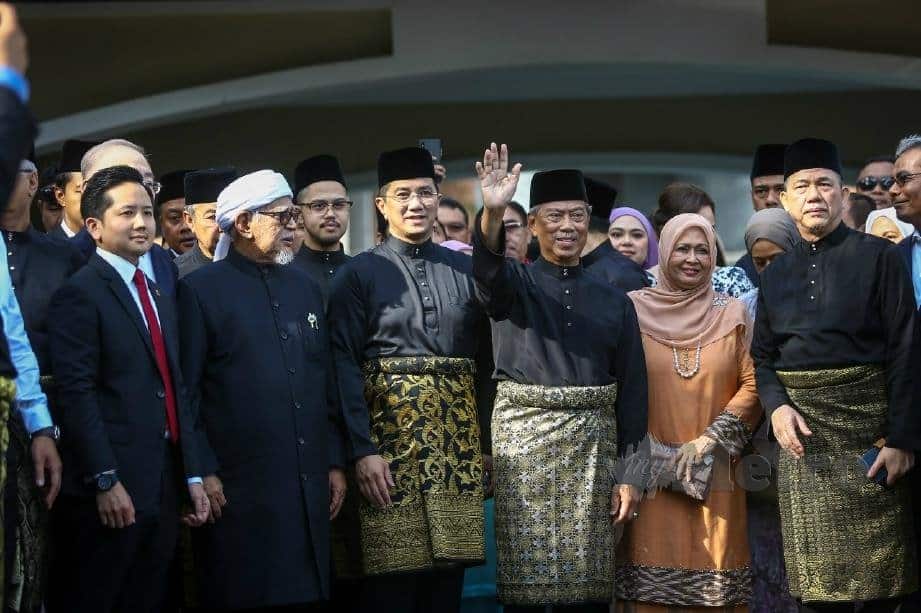 Muhyiddin Yassin ambil takhta dari Mahathir