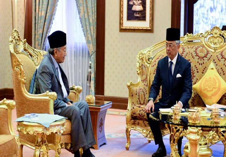 Agong cuba menasihati Dr Mahathir agar tidak meletakkan jawatan