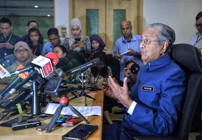 Mahathir memberitahu Ahli Parlimen untuk menolak Rang Undang-Undang yang meminta lebih banyak dana untuk kerajaan