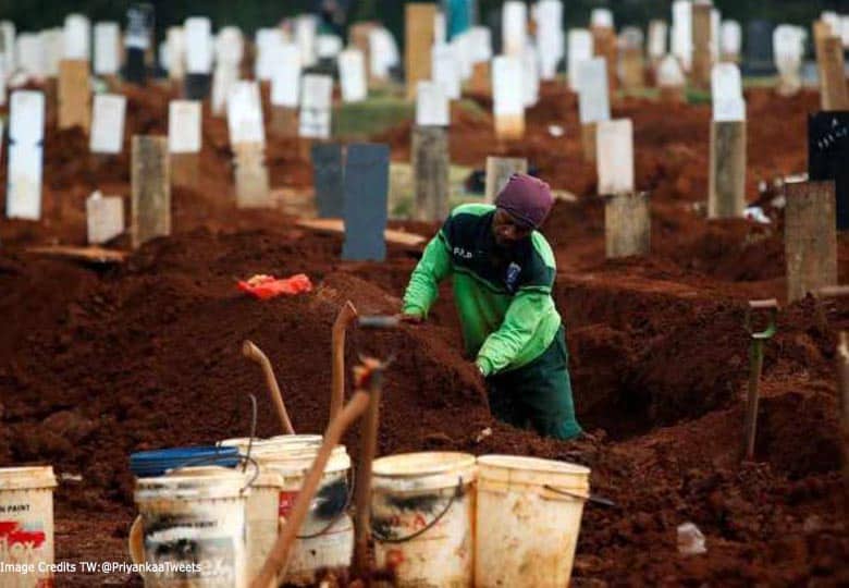 Warga Indonesia yang tidak memakai topeng muka dihukum menggali kubur bagi mangsa Covid-19