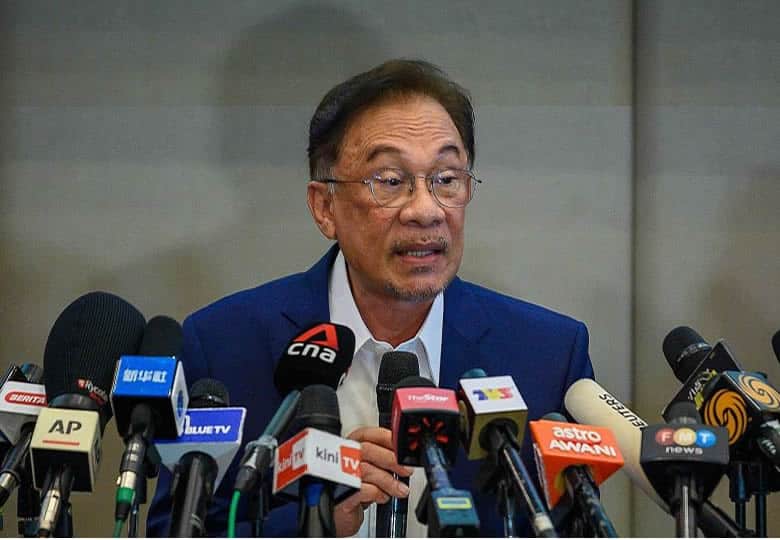 Bukit Aman memanggil Anwar berhubung dokumen yang dibocorkan yang menyenaraikan 121 anggota Parlimen yang kononnya menyokongnya sebagai PM