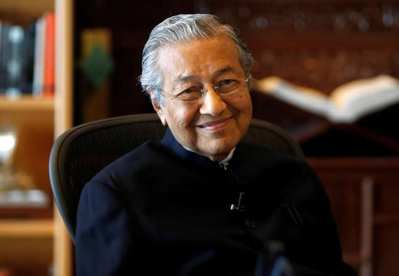 Dr Mahathir mengatakan ketidaktentuan politik Malaysia tidak akan berakhir dengan Anwar sebagai PM