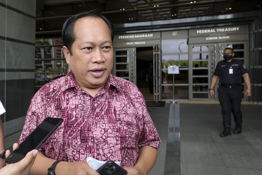 10 saksi dipanggil dalam kes pengubahan wang haram dan pernyataan palsu Ahmad Maslan