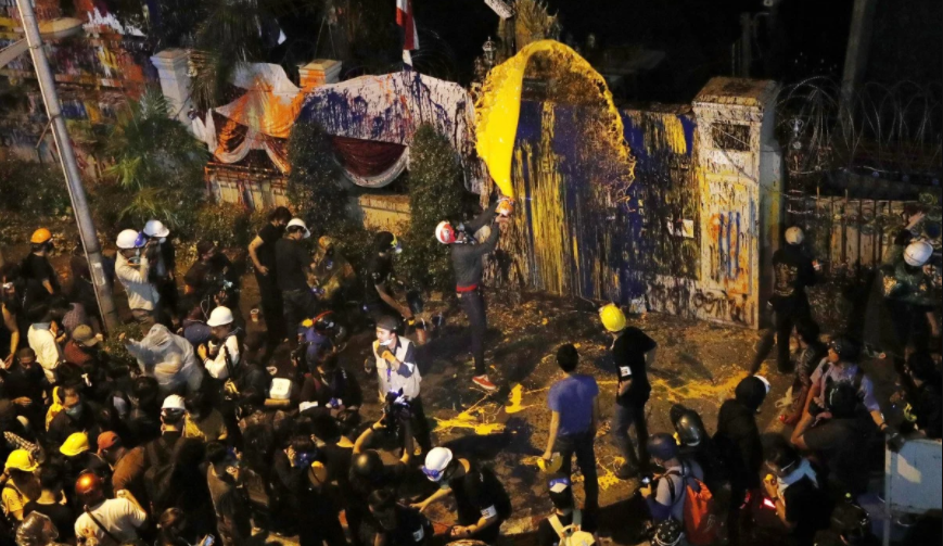 Penunjuk perasaan Thailand berkumpul semula untuk memprotes