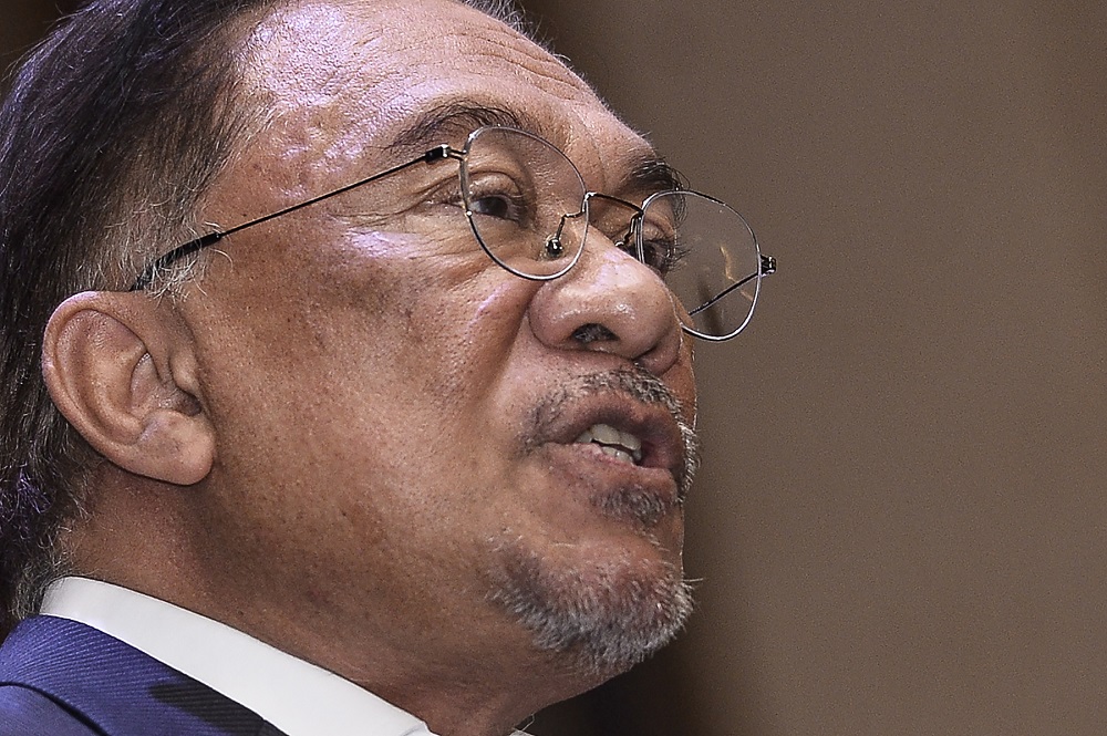 Anwar meminta undi keyakinan menentang Perikatan di Parlimen